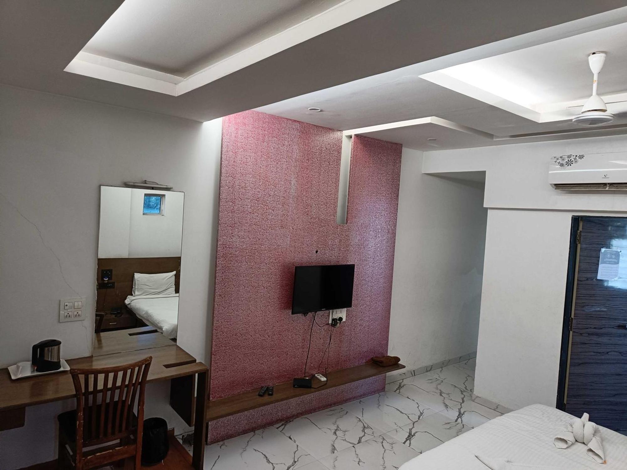Hotel Spot On Harihar Lodging And Yatri Niwas Kolhapur Esterno foto